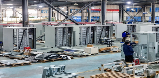 Kontener BESS i inteligentny falownik hybrydowy – instalacja przemysłowa E-kursy Solarne
