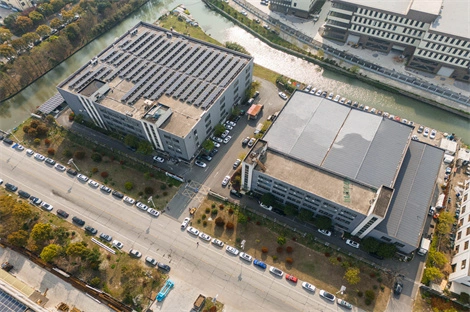 Centrum logistyczne E-kursy Solarne – akumulatory ścienne i inteligentne falowniki hybrydowe